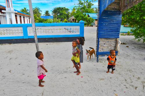 Excursion no. 2: Group of kids playing around in Arborek