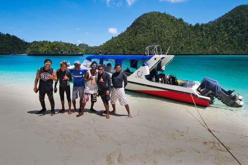 Cove Eco Resort diving team and boat crew at Pasir Timbul, Raja Ampat